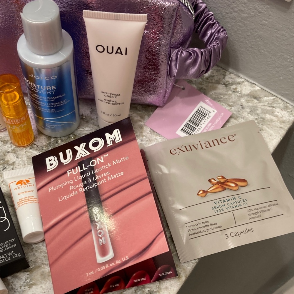 Makeup bags and samples. - Picture 4 of 5